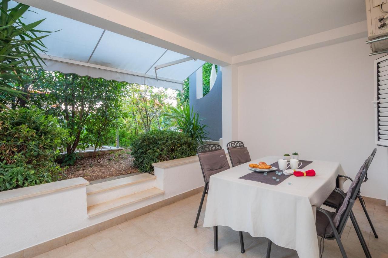 Apartments By The Sea Seget Vranjica, Trogir - 978 외부 사진